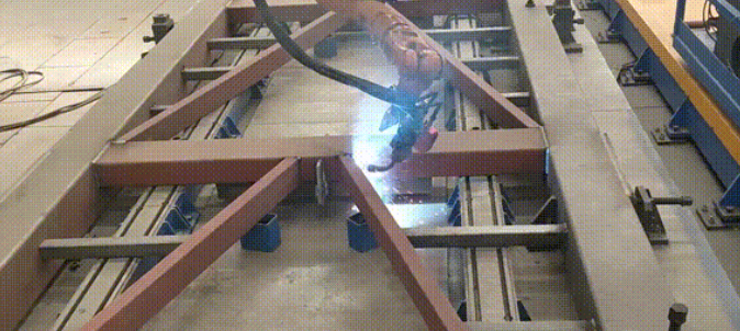 英莱激光视觉焊缝跟踪系统，助力钢结构支架智能化生产！